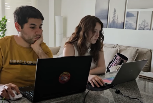 Equipo iLuch trabajando en estrategia digital